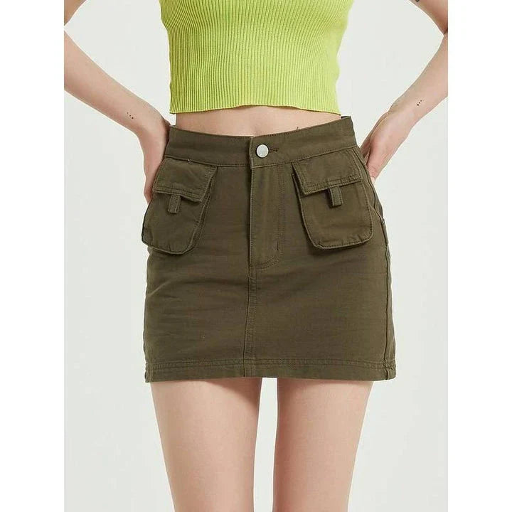 Stylish green denim high-waist pencil skirt with pockets, a versatile and fashionable addition to any wardrobe