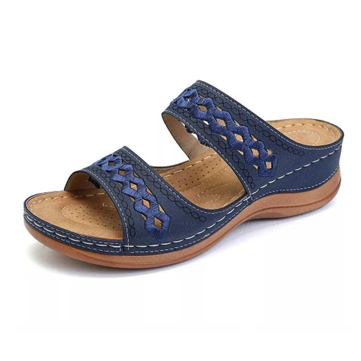 Stylish plaid pattern sandals with flat platform and slip-on design for women