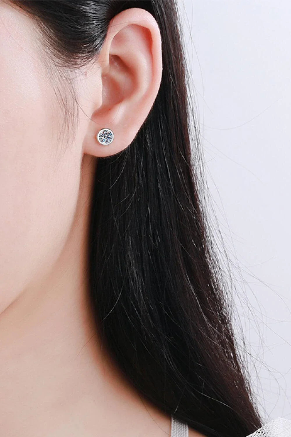 Pair of 925 sterling silver stud earrings featuring 1 carat of sparkling moissanite gemstones, a perfect accessory for any Kiwi woman's jewelry collection.