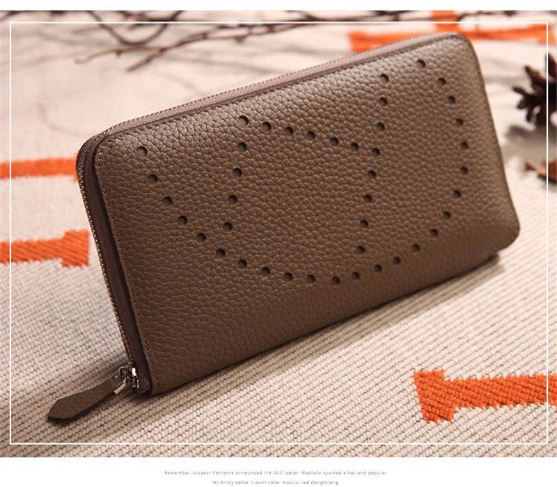 Timeless Litchi-Patterned Cowhide Clutch in Black - A Stylish and Durable Accessory for the Modern Kiwi Lifestyle