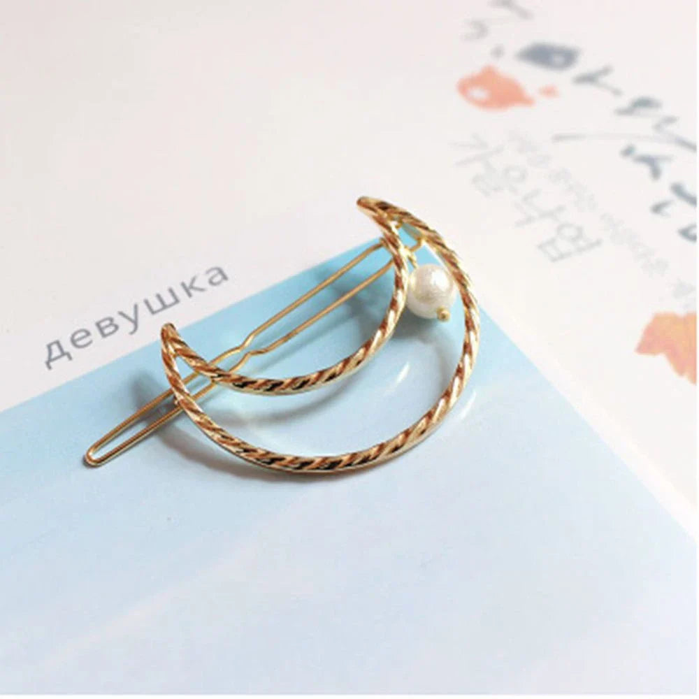 A stylish pearl hair clip with an elegant and sophisticated design, perfect for enhancing the Kiwi fashion aesthetic.