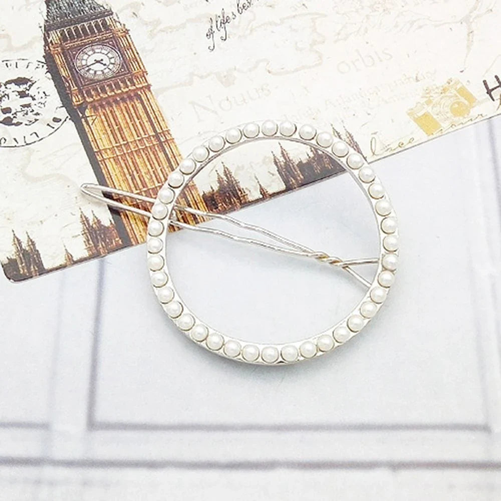 A stylish pearl hair clip with an elegant and sophisticated design, perfect for enhancing the Kiwi fashion aesthetic.