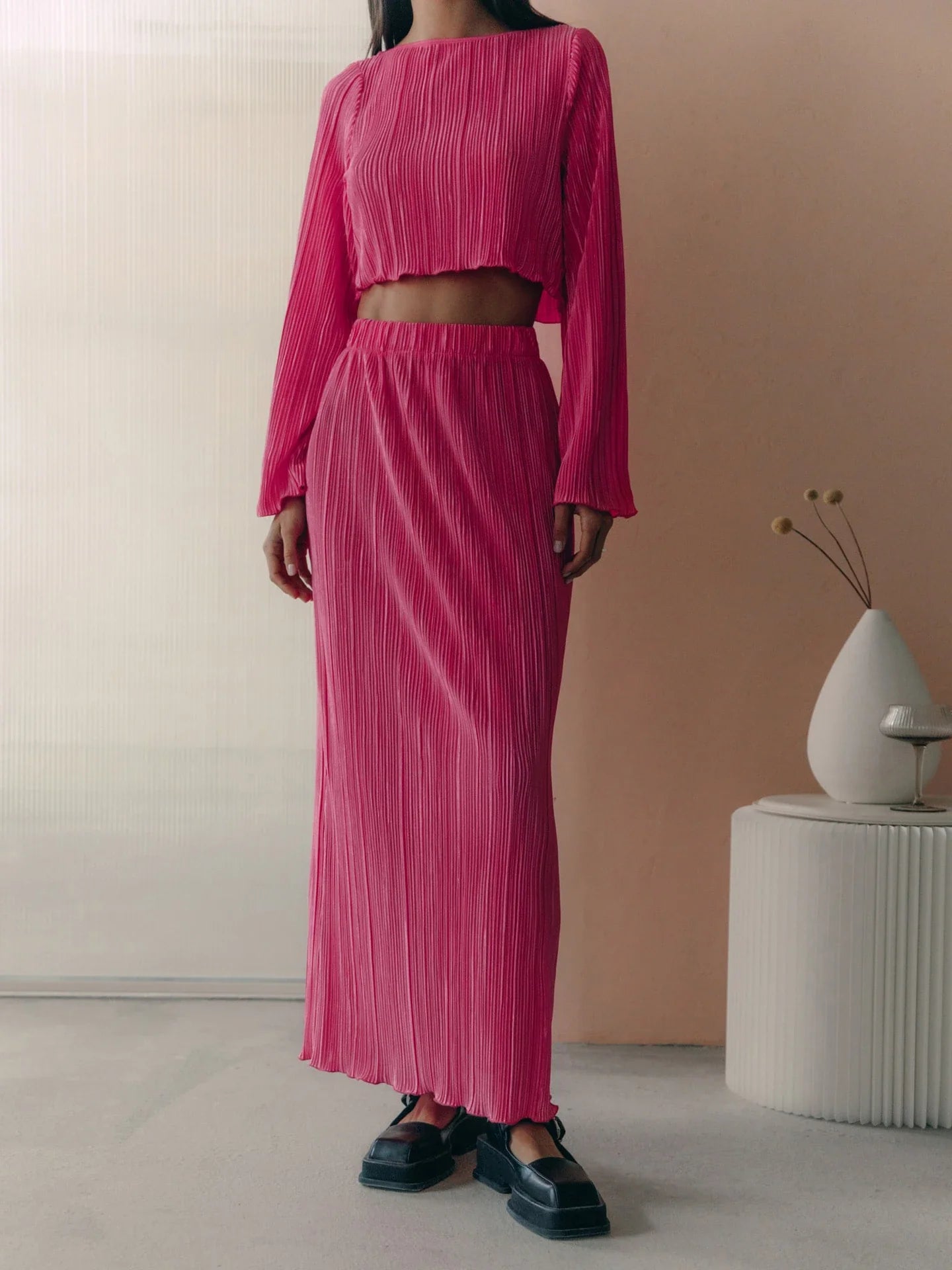 Stylish mid-length skirt and sleeve top suit in green or rose red, a versatile and fashionable outfit for Kiwi women
