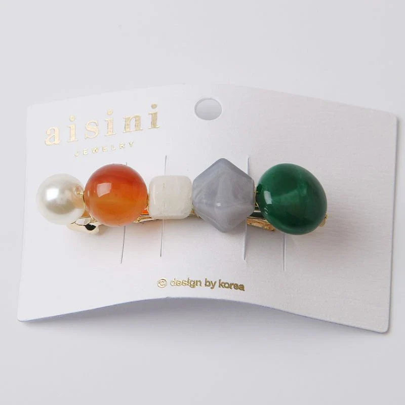 A stylish pearl hair clip with an elegant and sophisticated design, perfect for enhancing the Kiwi fashion aesthetic.