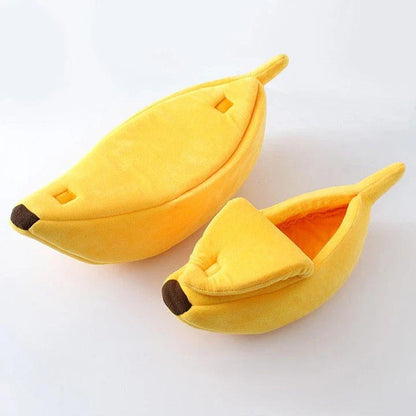 Cozy banana-shaped cat bed in plush, sponge material for ultimate comfort and support