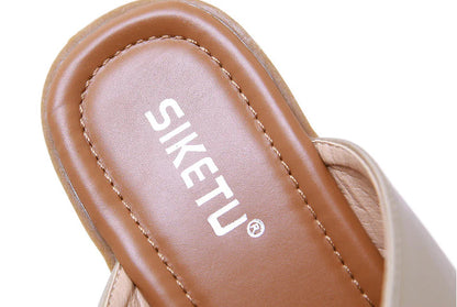 Stylish and comfortable large-size casual flat sandals with a unique Kiwi-inspired design, perfect for summer adventures in New Zealand.