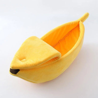 Cozy banana-shaped cat bed in plush, sponge material for ultimate comfort and support