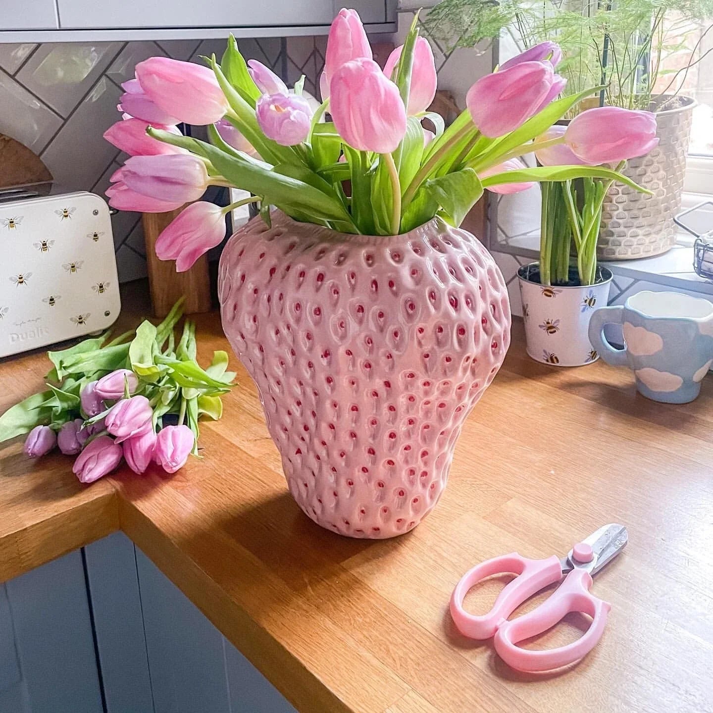 Stylish strawberry-shaped ceramic vase in various colors and sizes, perfect for adding Kiwi charm to your home decor