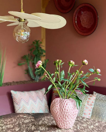 Stylish strawberry-shaped ceramic vase in various colors and sizes, perfect for adding Kiwi charm to your home decor