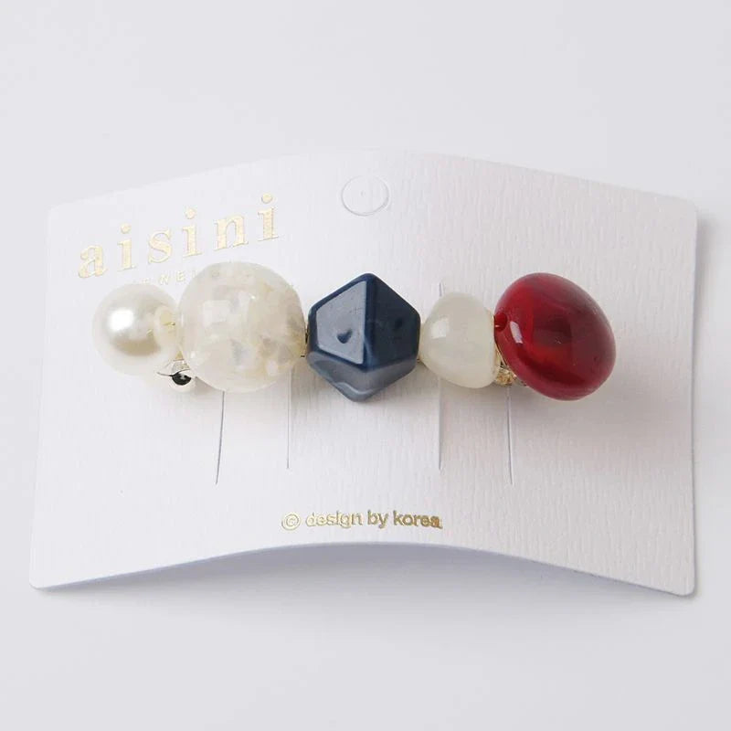 A stylish pearl hair clip with an elegant and sophisticated design, perfect for enhancing the Kiwi fashion aesthetic.