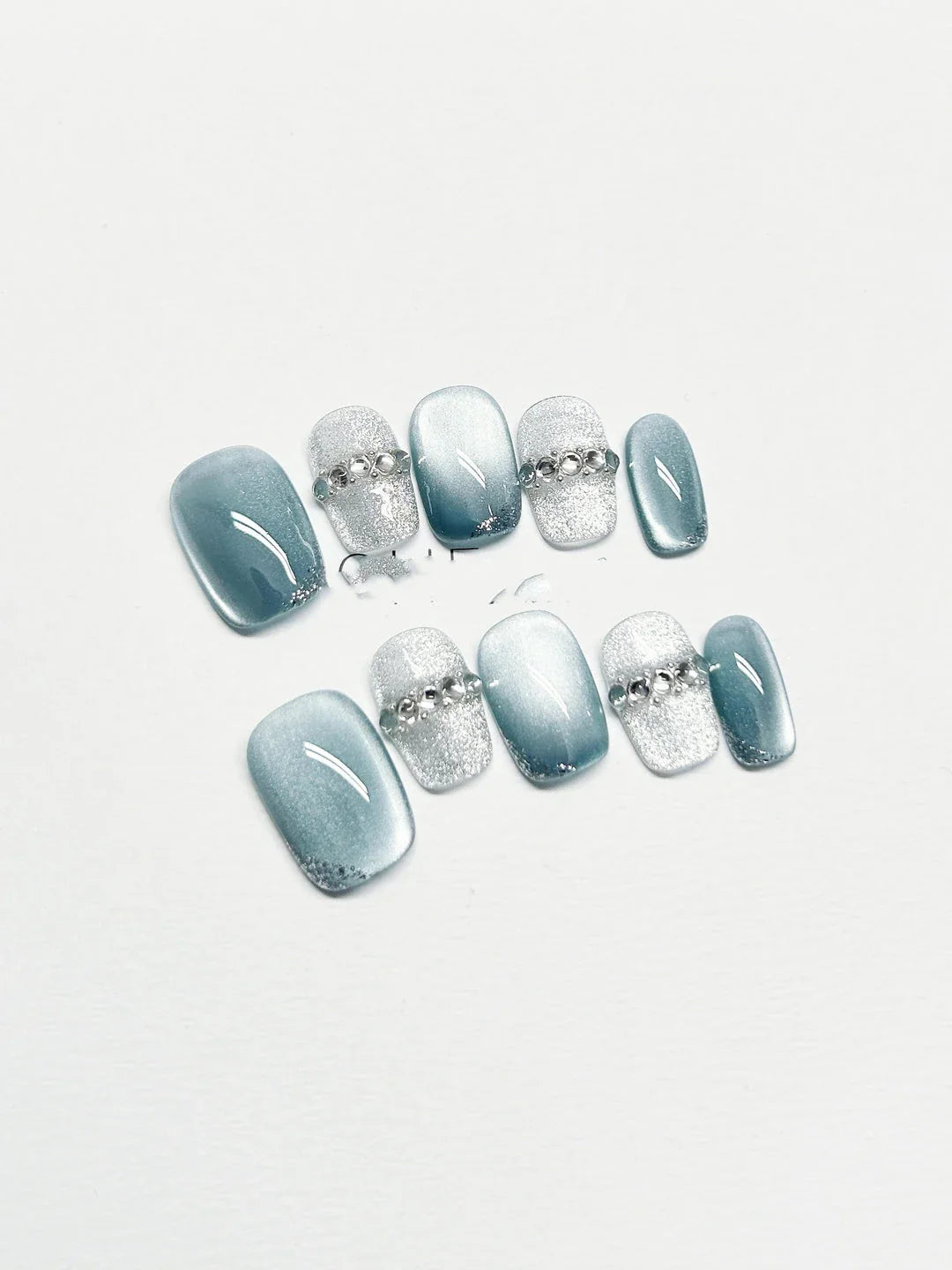 Stylish fake nails in a range of sizes and shapes, with a focus on quality and sustainability