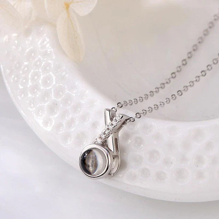 Minimalist clavicle chain with geometric design, available in gold, rose gold, and silver colours