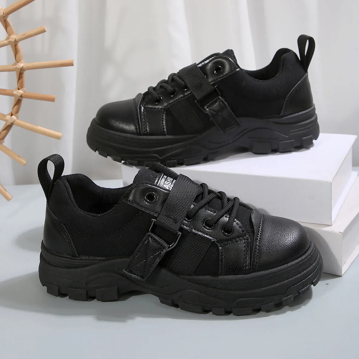 Lace-up canvas shoes for women with hook design round toe and thick sole in black colour