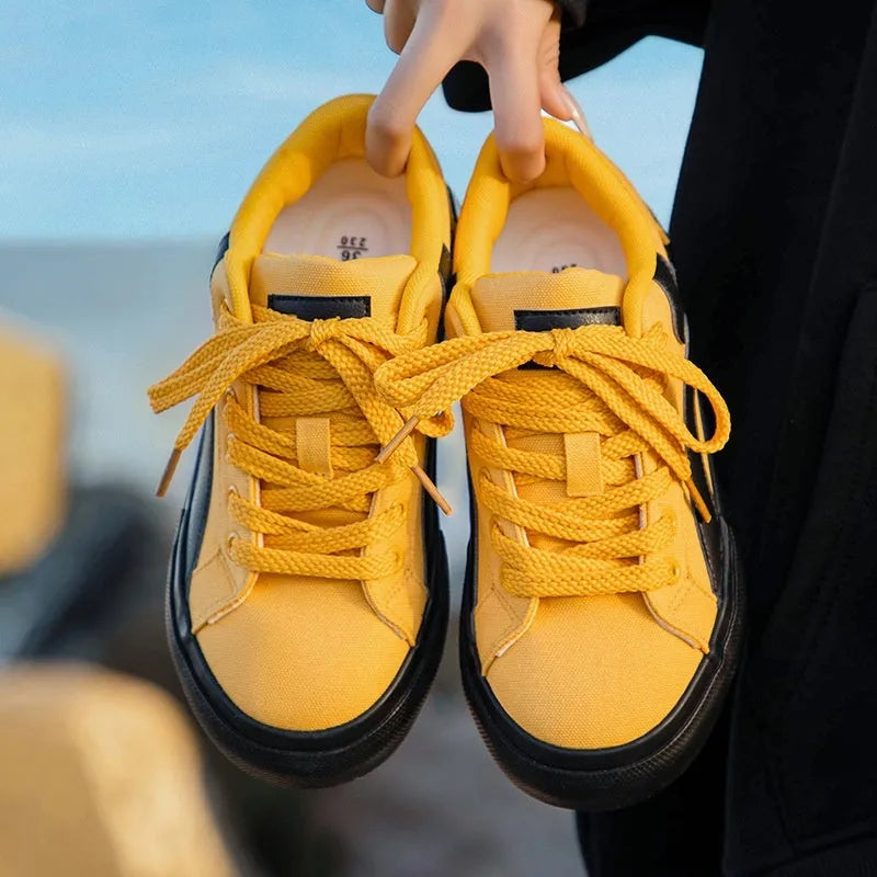 Women's low-top vulcanised board shoes in a lace-up design with a round toe.