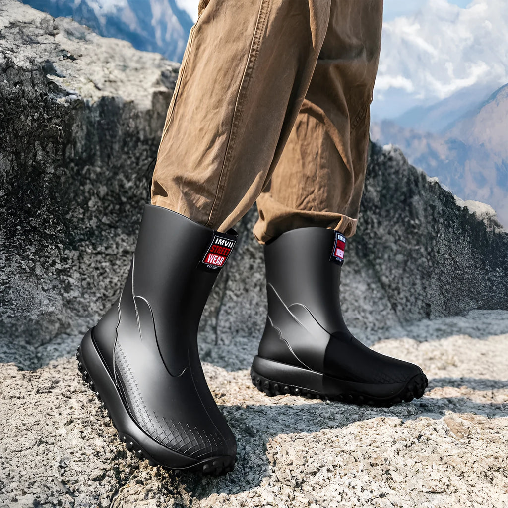Men's PVC rain boots in four colours with plastic non-slip sole and mid-low tube design