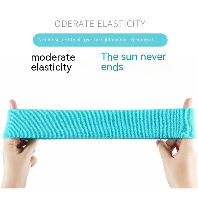 Solid colour elastic sports sweat band with widening design for forehead sweat management during exercise