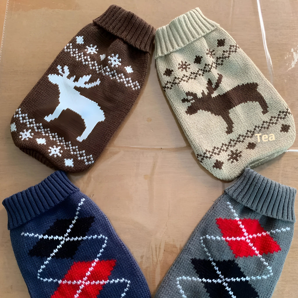 Warm acrylic dog sweater in blue diamond shape for autumn winter wear