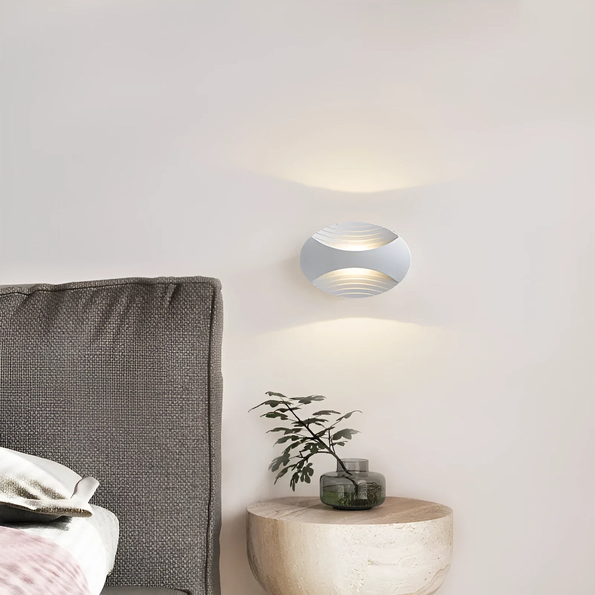 Modern minimalist aluminium wall lamp in black, white, black gold, or platinum finish.