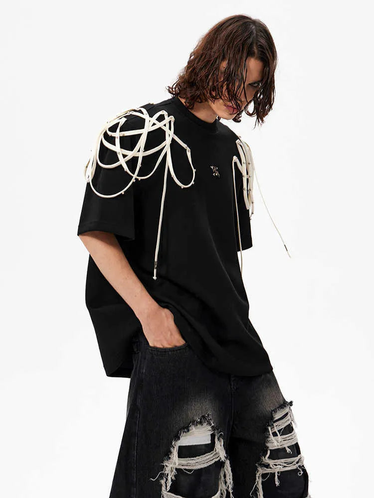 Black women's short-sleeved T-shirt with rivet ribbon padded shoulders and a loose fit.