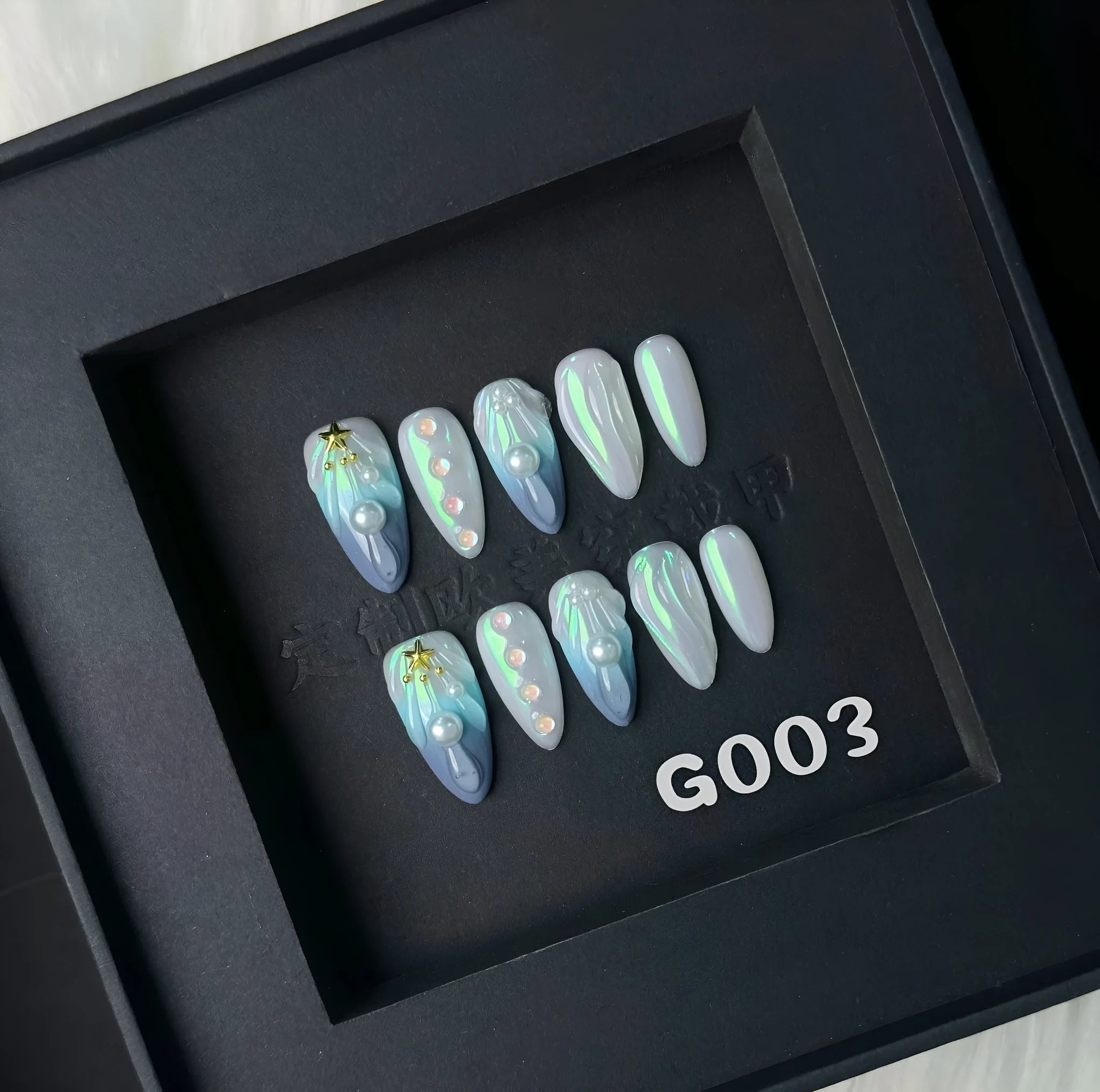 Blue plastic shell-shaped artificial nail stickers in four sizes XS S M L