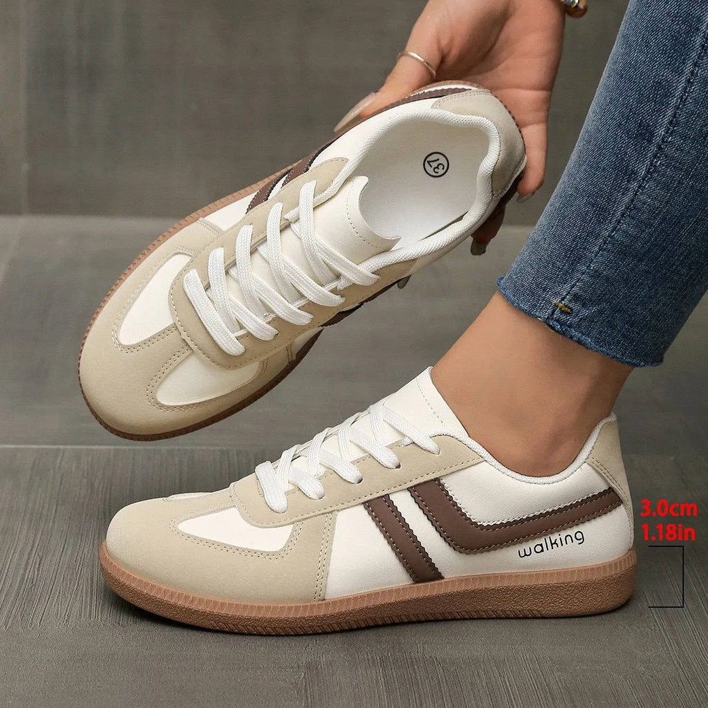 Women's plus size low-top retro sneaker in a selection of colours with a flat rubber sole and front lace-up