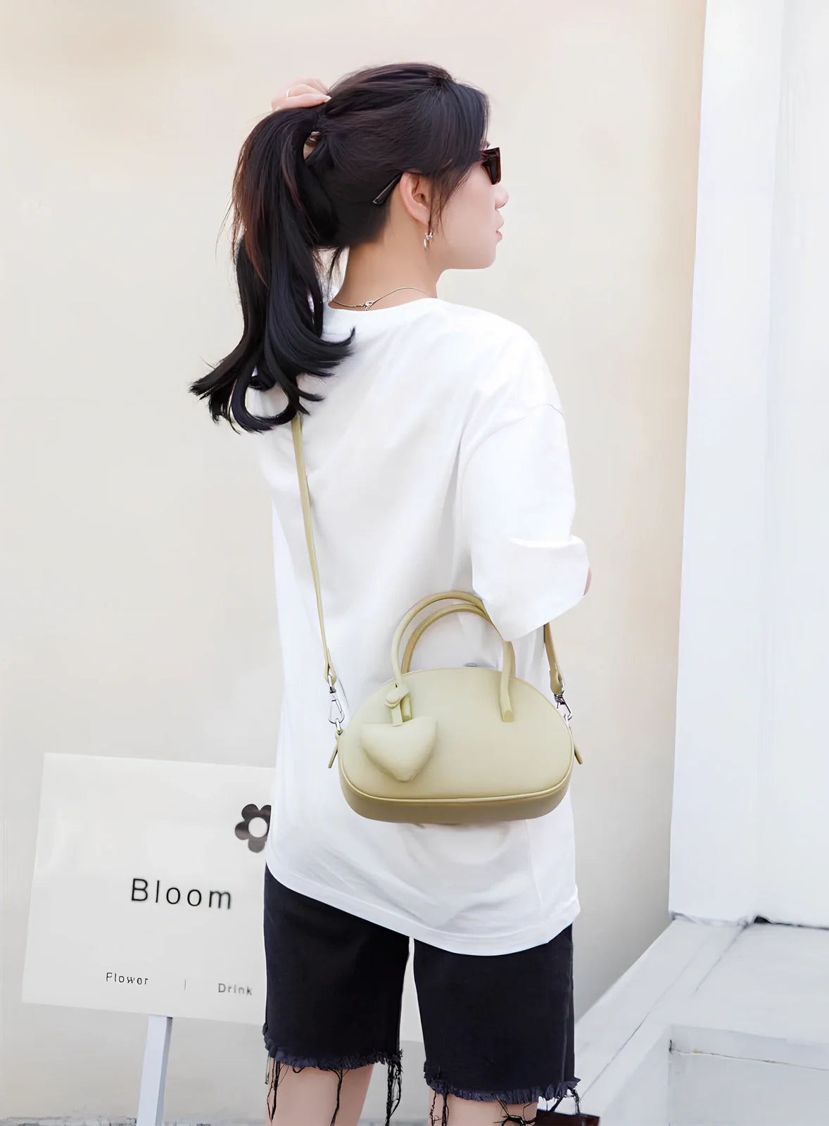 Women's heart-shaped crossbody bag in genuine leather with adjustable strap and zipper compartment