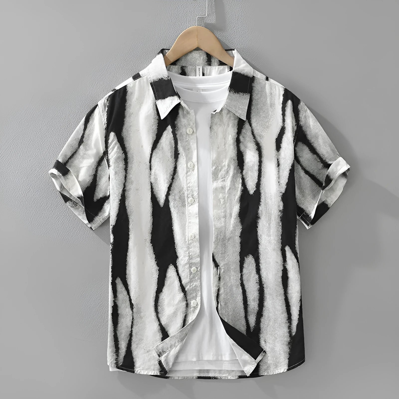 Retro striped short sleeve shirt in pure cotton, shown in loose cardigan fit on a model.