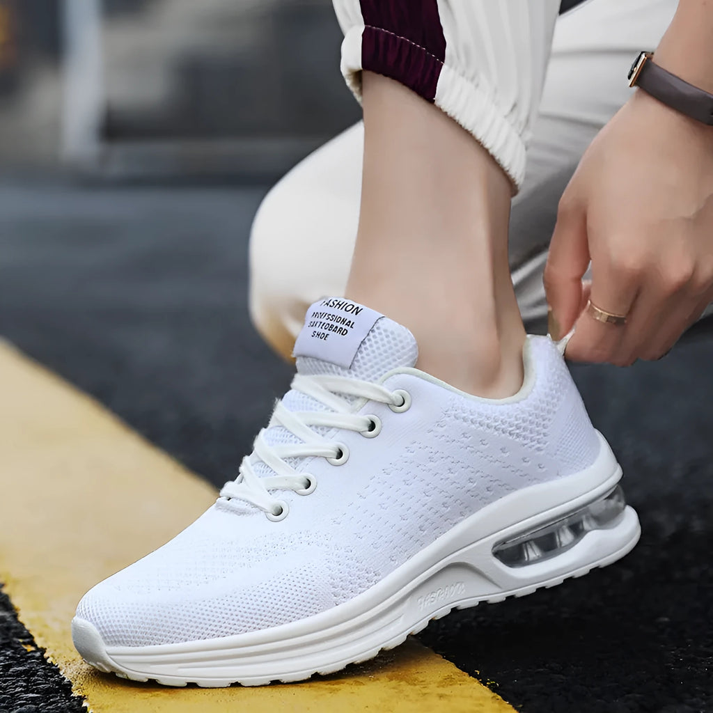 Casual flyknit running shoes in multiple colours with mesh upper and PU sole.