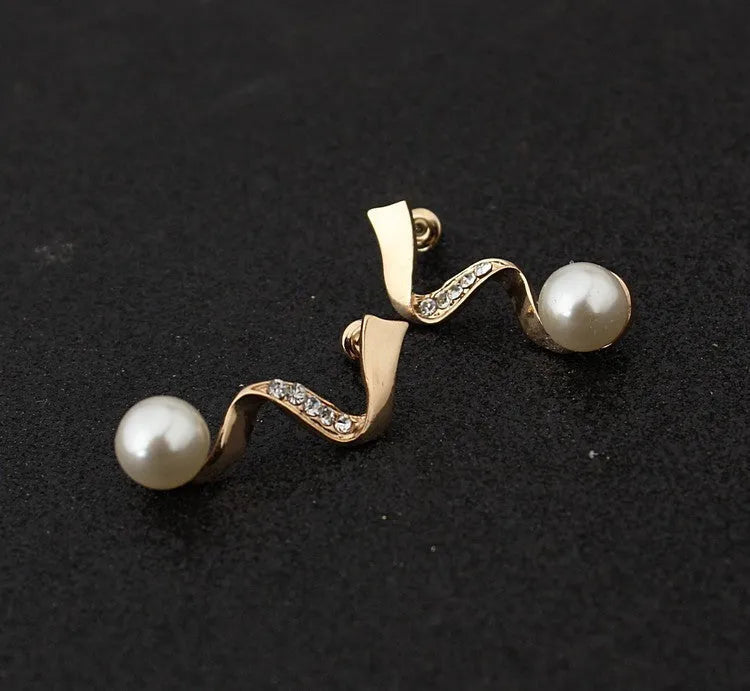 Gold electroplated pearl necklace and earrings set with deep V clavicle necklace design