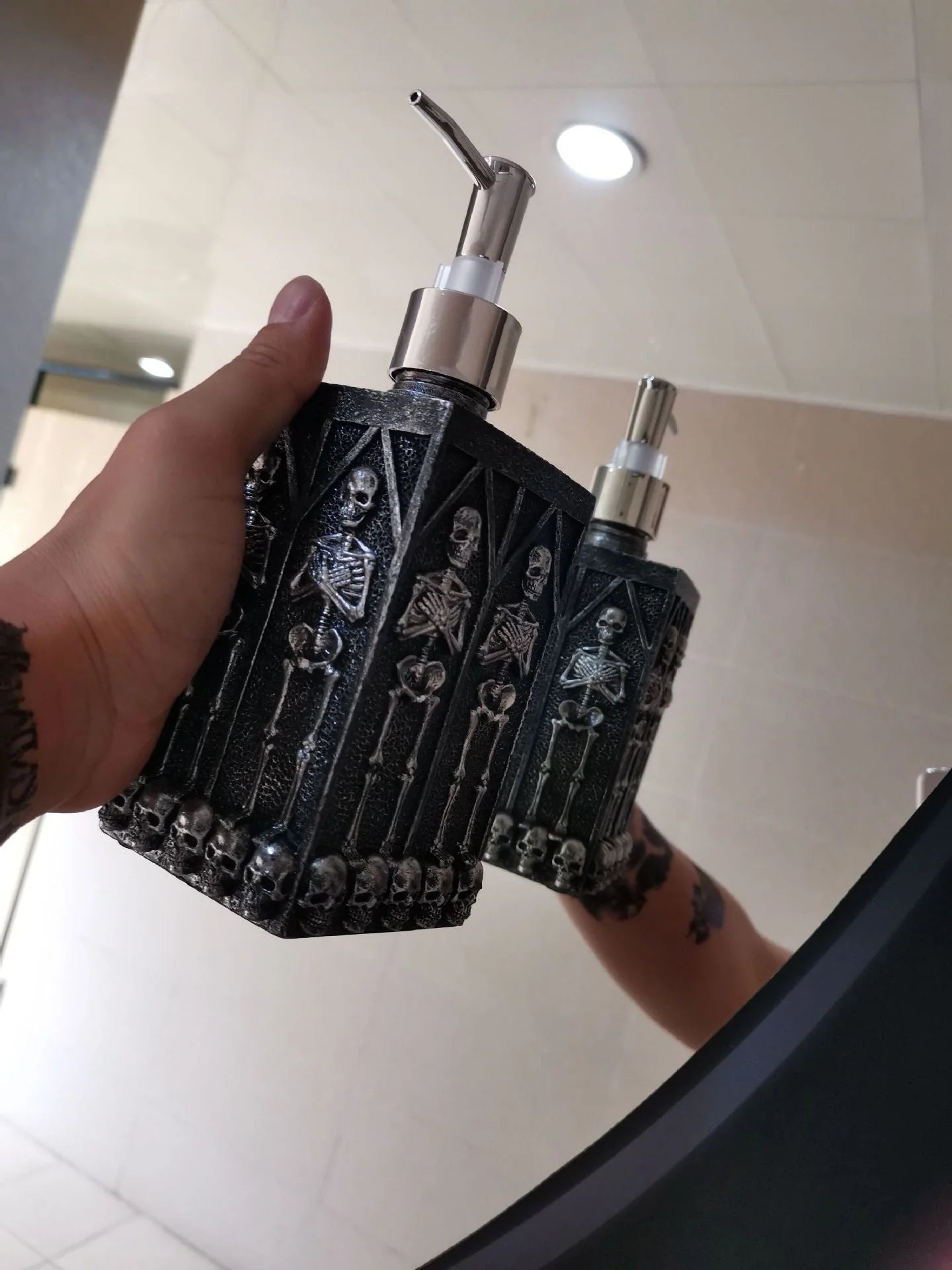 Skull-shaped hand sanitizer bottle with 460ml capacity and punk design