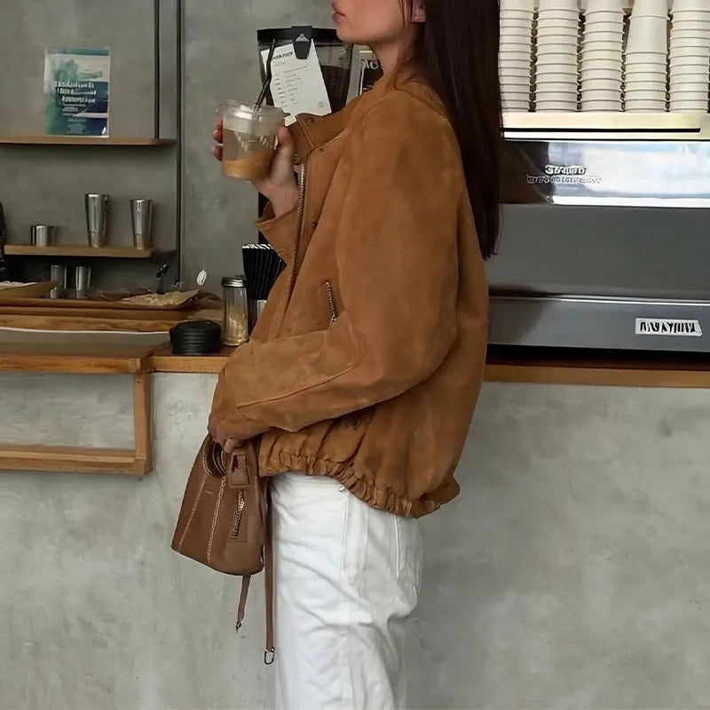 Solid colour loose-fit retro jacket with long sleeves on a hanger.