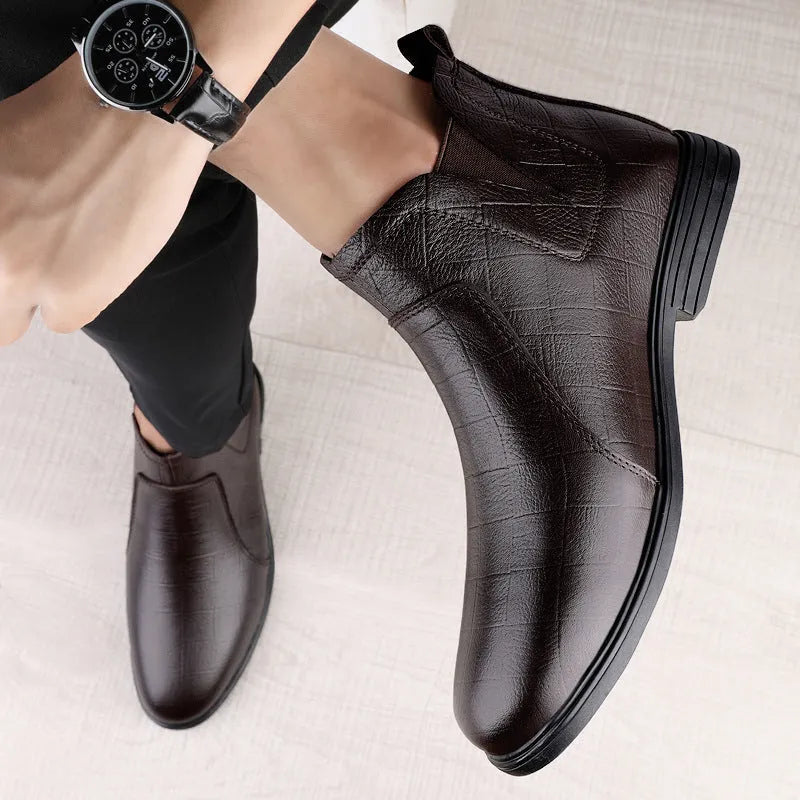 Men's black leather winter boots with round toe, low heel, and fleece lining