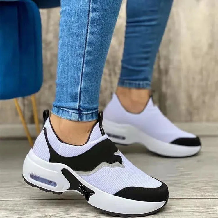 Women's closed toe low top sports shoes in patent leather with slingback design, round toe, and injection-moulded rubber sole