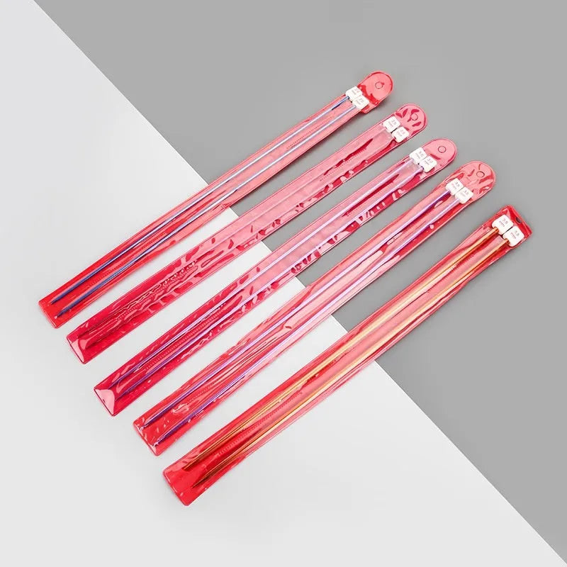 Aluminium crochet hook set with safety caps showing 28 hooks in 14 sizes from 2.0mm to 10.0mm