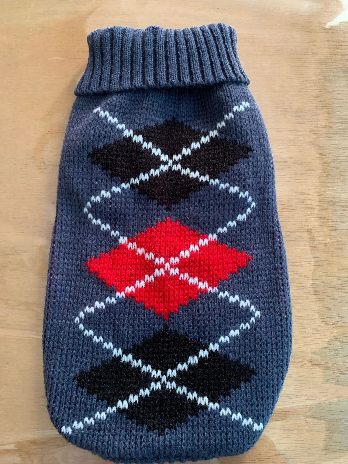 Warm acrylic dog sweater in blue diamond shape for autumn winter wear