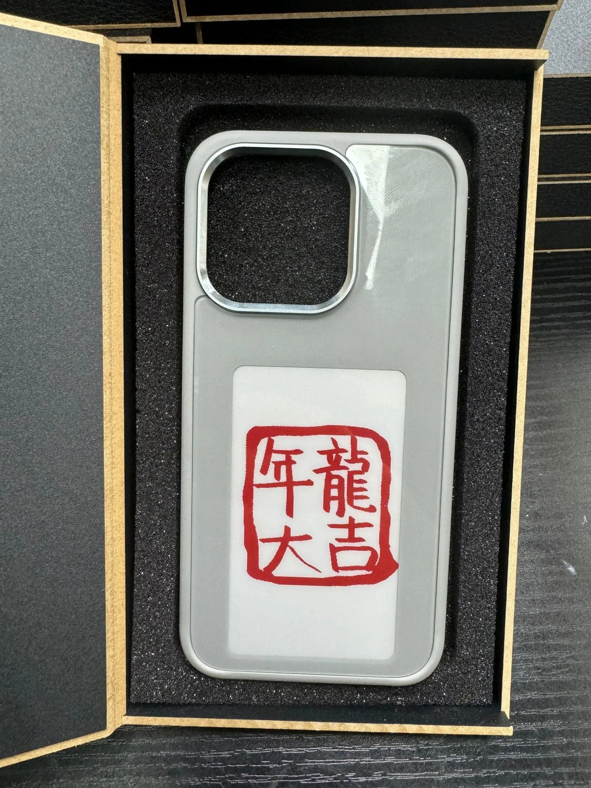 Black e-ink screen phone case with battery-free projection for Apple iPhone, TPU material, mirror finish