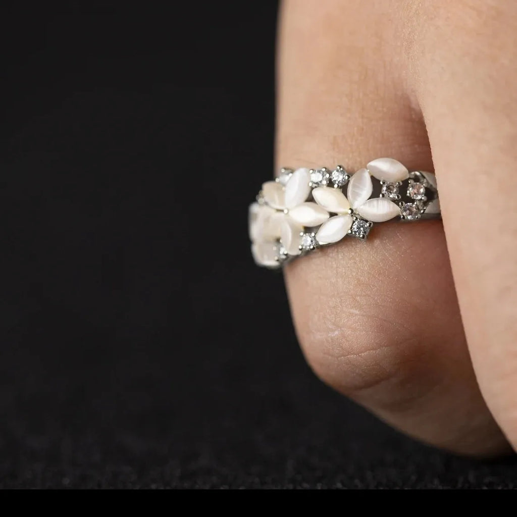 Floral wedding band for women 18K gold with diamond inlay vintage style