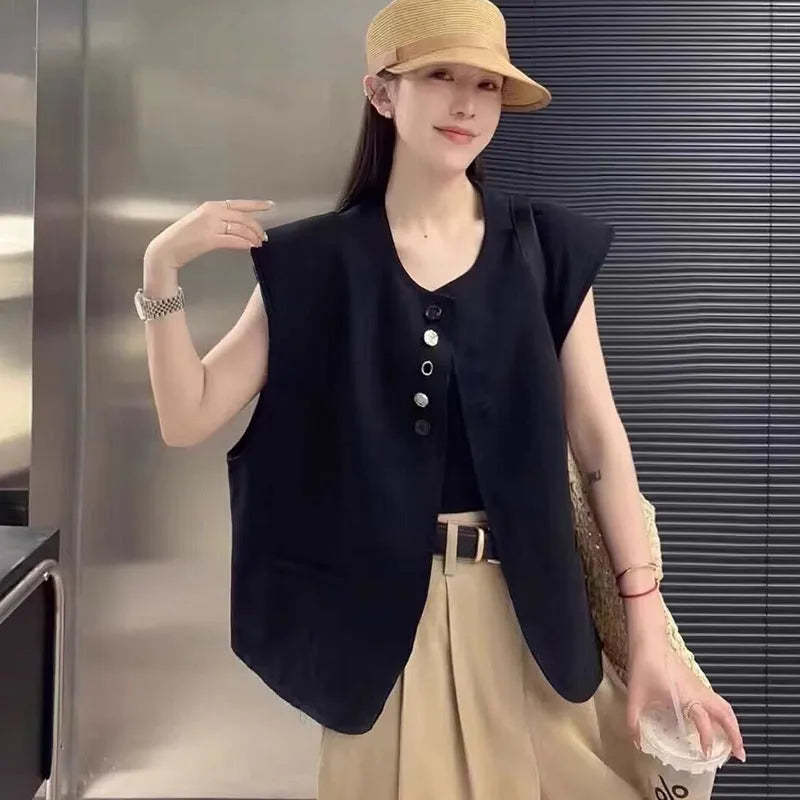 Women's loose sleeveless vest with pockets in milky white polyester fabric