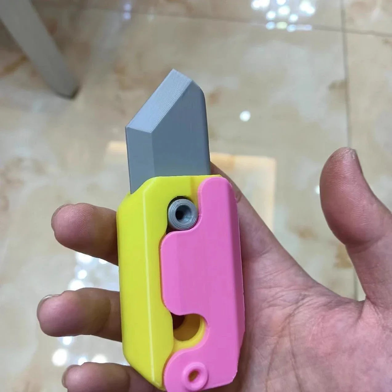 Gravity-Activated Carrot Knife: A Portable and Entertaining Fidget Toy for Stress Relief