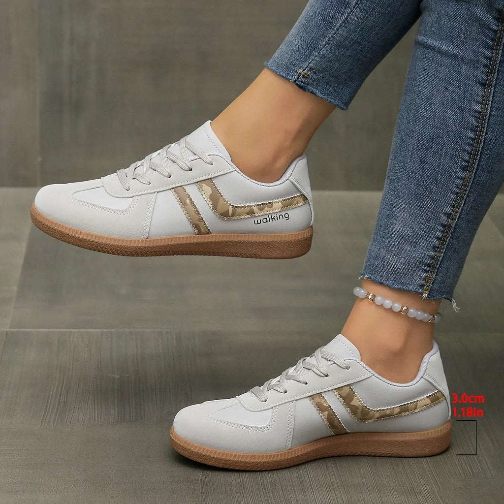 Women's plus size low-top retro sneaker in a selection of colours with a flat rubber sole and front lace-up