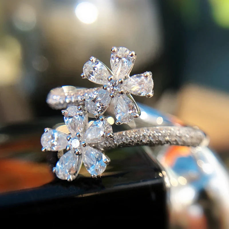 Hourglass-shaped alloy ear clip earring and necklace set in silver and gold finishes