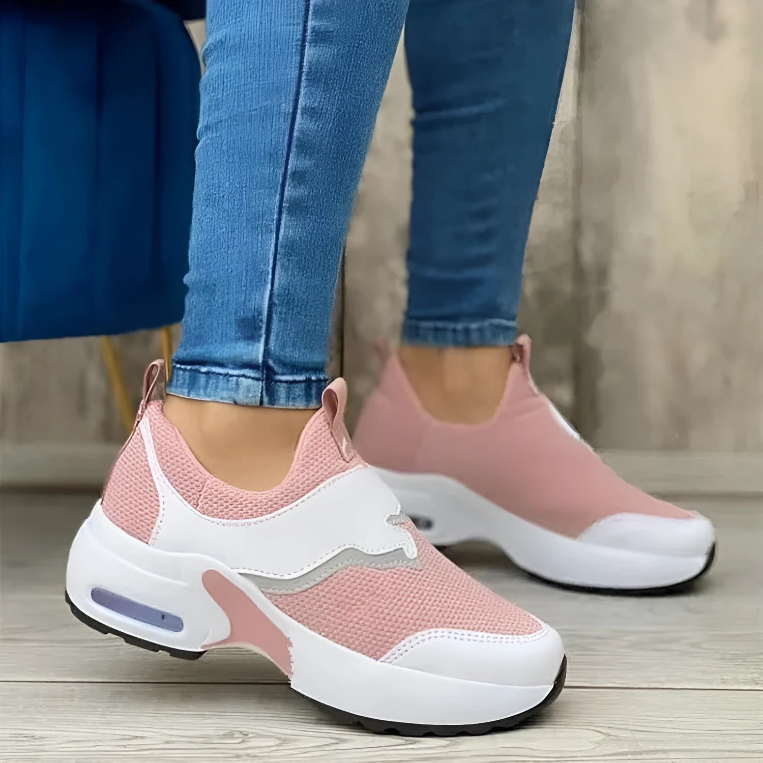 Women's closed toe low top sports shoes in patent leather with slingback design, round toe, and injection-moulded rubber sole
