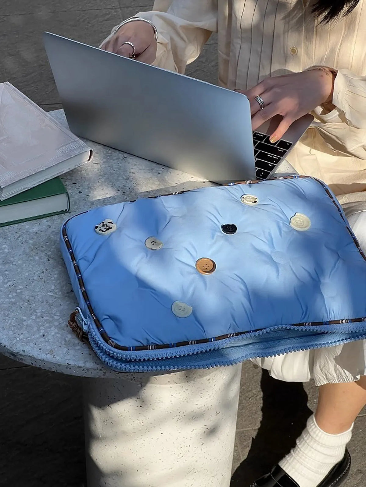 Blue plaid fabric laptop protective case for 14-inch computers with nylon construction