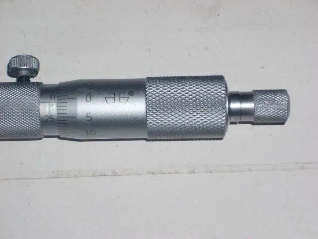 Precision depth micrometer tool with 0-100 mm range and 0.01 micrometre resolution.