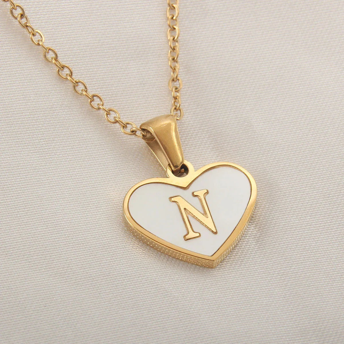 Personalized 26-letter heart-shaped necklace made of stainless steel and white shell