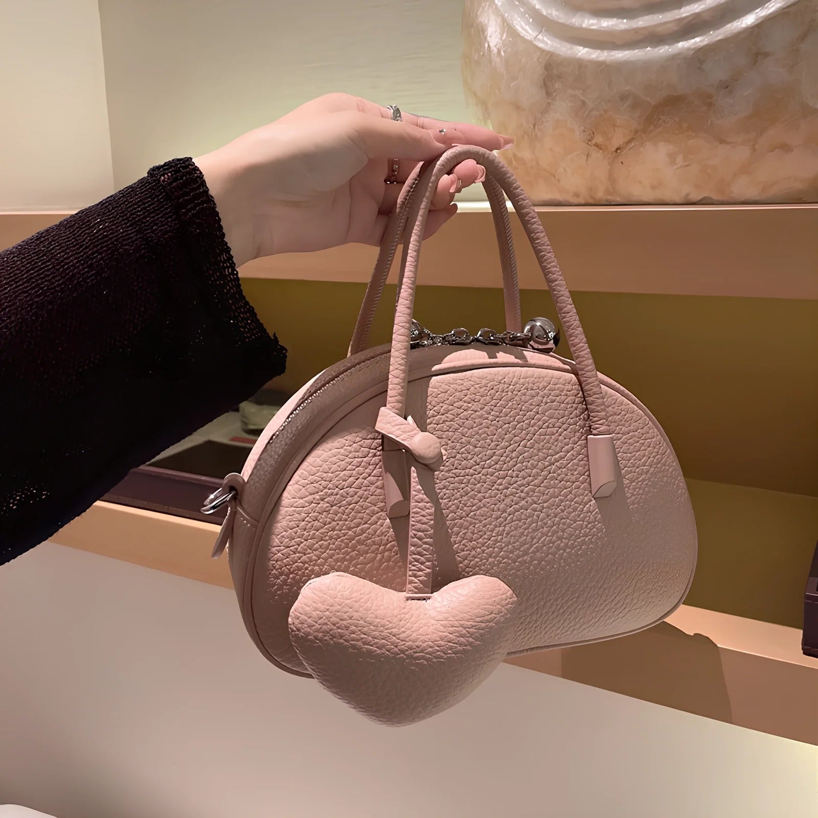 Women's heart-shaped crossbody bag in genuine leather with adjustable strap and zipper compartment