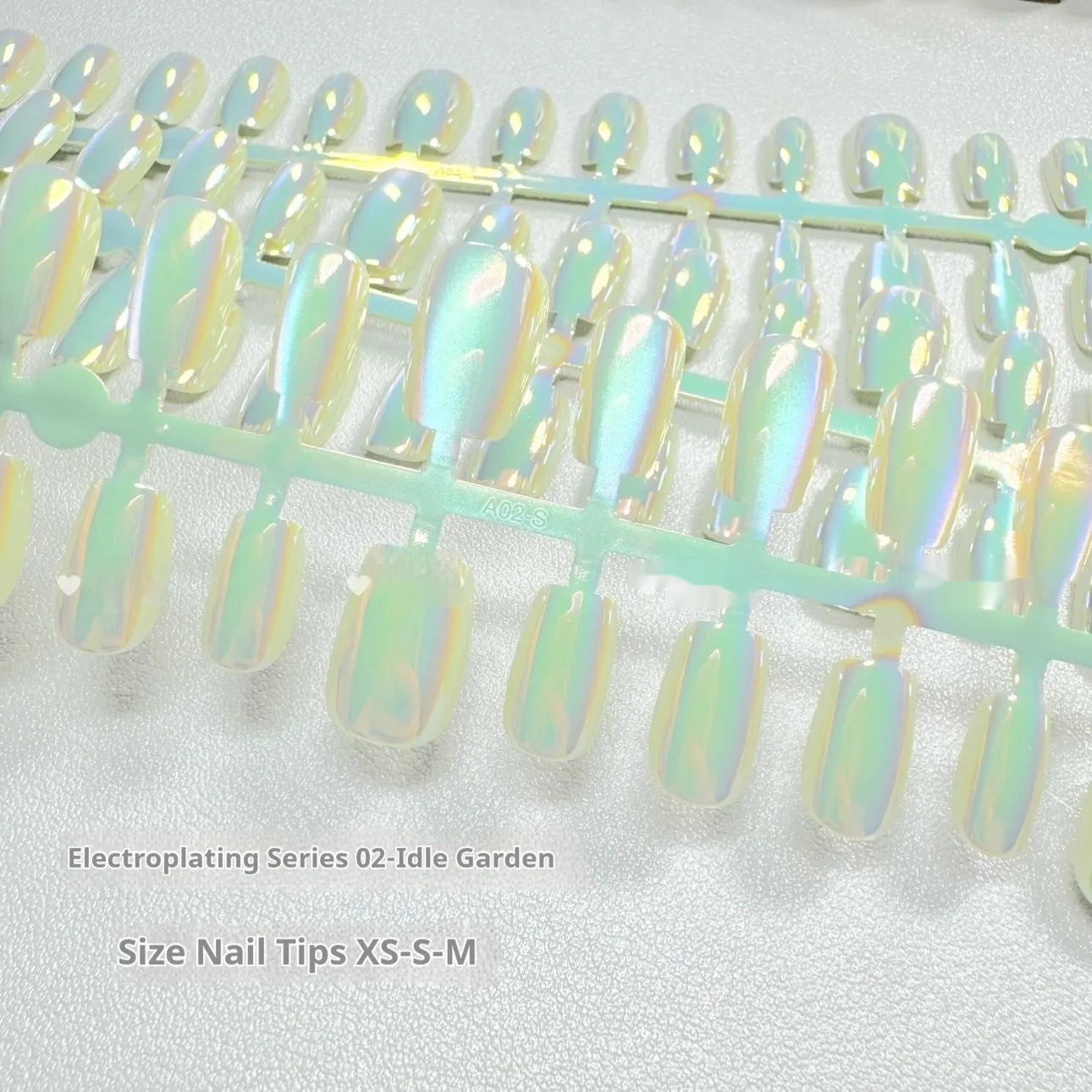 Electroplated cat's eye artificial gel nails in short ladder XS, S, and M sizes showing aurora and solid colour styles.
