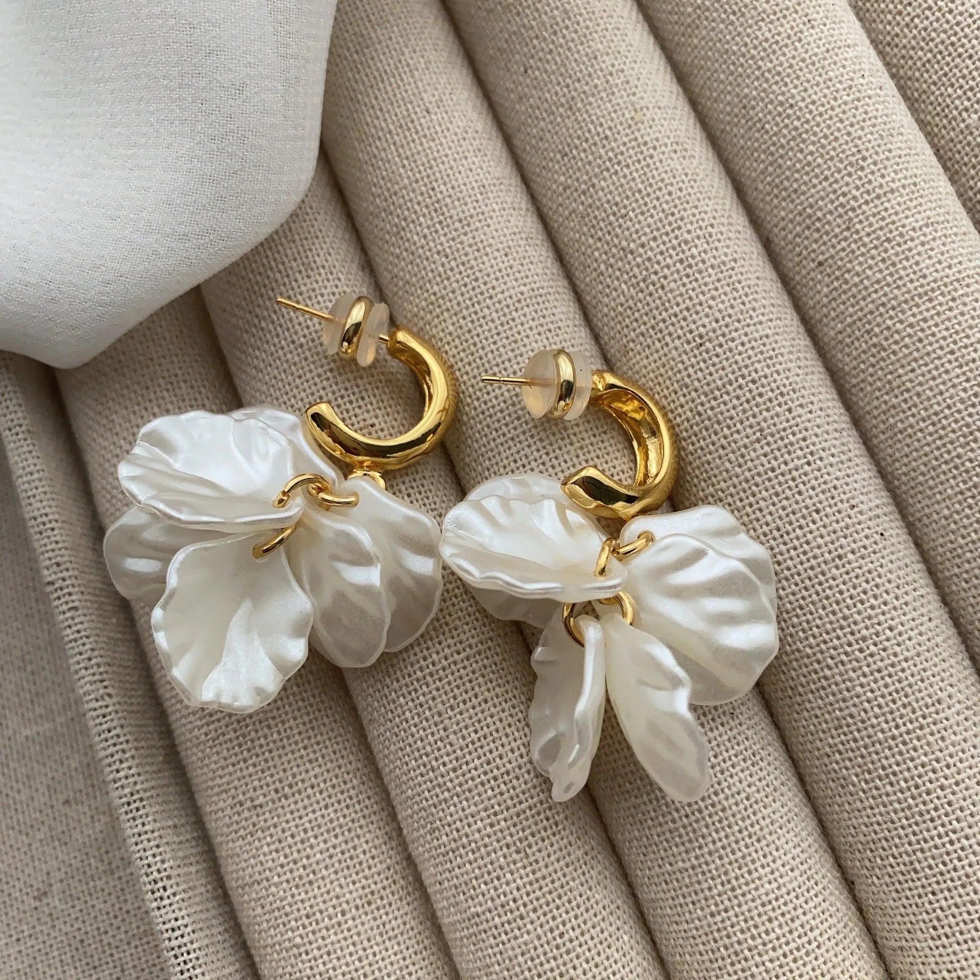 Tassel super fairy sweet silver needle pearl earrings with imitation pearl flower design and silver-tone finish