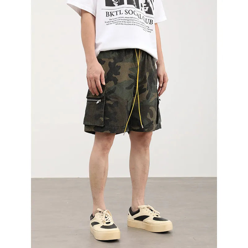 Men's camouflage multi-pocket work shorts with cropped length and mid waist design