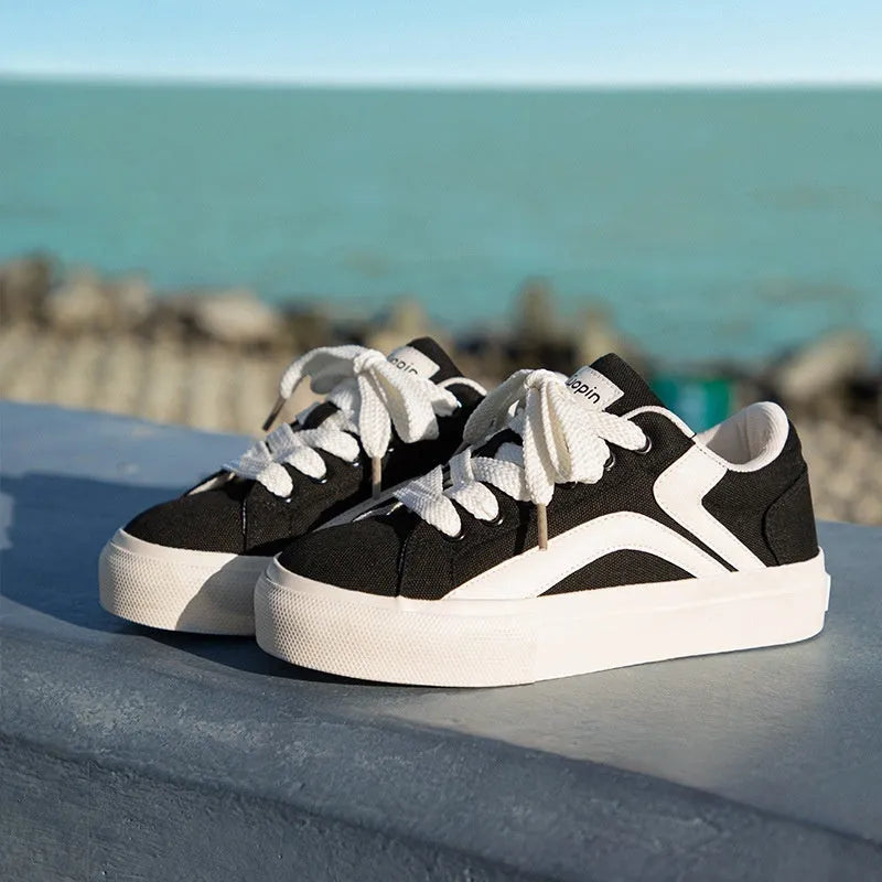 Women's low-top vulcanised board shoes in a lace-up design with a round toe.